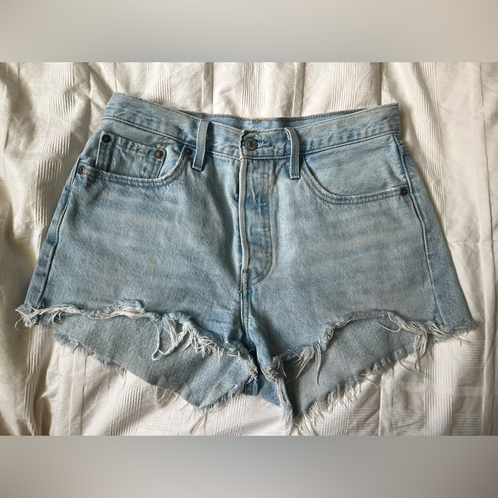 Size 28 Levi’s 501 high rise wedgie button closure denim cut off shorts